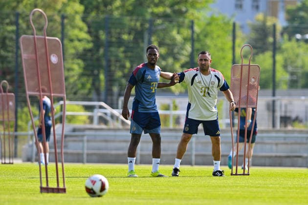 Trainingsauftakt FC Bayern München II; 22.06.2026 MÜNCHEN, GERMANY - 22. June: im Bild Michael SCOTT und Babak KEYHANFAR CO-Trainer FC Bayern München II beim Trainingsauftakt der kleinen Bayern *** FC Bayern Munich II Kicks Off Training Season on June 22, 2026, in Munich, Germany. Pictured Copyright: xBEAUTIFULxSPORTS Goldbergx