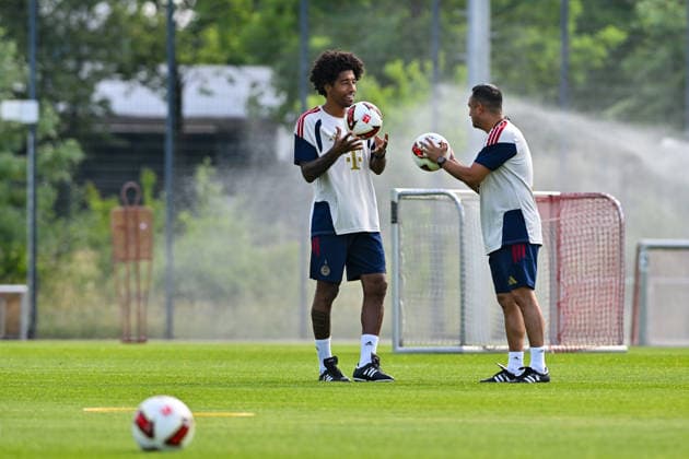 Trainingsauftakt FC Bayern München II; 22.06.2026 MÜNCHEN, GERMANY - 22. June: im Bild DANTE Bonfim Costa Santos Cheftrainer FC Bayern München II und Babak KEYHANFAR CO-Trainer FC Bayern München II beim Trainingsauftakt der kleinen Bayern *** FC Bayern Munich II Kicks Off Training Season on June 22, 2026, in Munich, Germany. Pictured Copyright: xBEAUTIFULxSPORTS Goldbergx