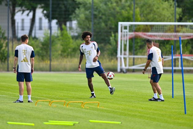 Trainingsauftakt FC Bayern München II; 22.06.2026 MÜNCHEN, GERMANY - 22. June: im Bild v. l. Christian STRÖBEL CO-Trainer FC Bayern München II, DANTE Bonfim Costa Santos Cheftrainer FC Bayern München II und Babak KEYHANFAR CO-Trainer FC Bayern München II beim Trainingsauftakt der kleinen Bayern *** FC Bayern Munich II Training Kickoff, June 22, 2026, MUNICH, GERMANY. Pictured from left Copyright: xBEAUTIFULxSPORTS Goldbergx
