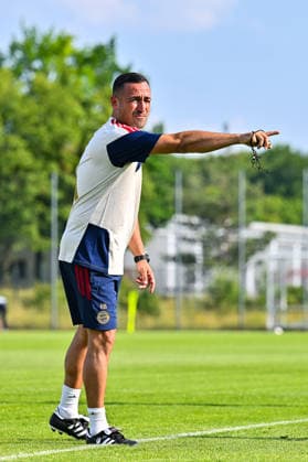 Trainingsauftakt FC Bayern München II; 22.06.2026 MÜNCHEN, GERMANY - 22. June: im Bild Babak KEYHANFAR CO-Trainer FC Bayern München II beim Trainingsauftakt der kleinen Bayern *** FC Bayern Munich II Kicks Off Training Season on June 22, 2026, in Munich, Germany. Pictured Copyright: xBEAUTIFULxSPORTS Goldbergx