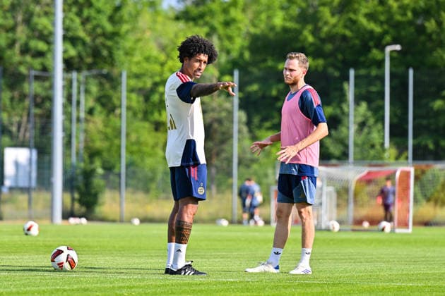 Trainingsauftakt FC Bayern München II; 22.06.2026 MÜNCHEN, GERMANY - 22. June: im Bild DANTE Bonfim Costa Santos Cheftrainer FC Bayern München II und Benno SCHMITZ beim Trainingsauftakt der kleinen Bayern *** FC Bayern Munich II Kicks Off Training Season on June 22, 2026, in Munich, Germany. Pictured Copyright: xBEAUTIFULxSPORTS Goldbergx