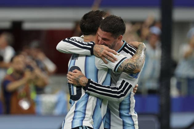 June 22, 2026, Arlington, Texas, USA: Argentina forward LIONEL MESSI (10) celebrates with Argentina midfielder RODRIGO DE PAUL (7) after breaking the record for most goals by a player in FIFA history during the 2026 FIFA World Cup, WM, Weltmeisterschaft, Fussball Group J match between Argentina and Austria 2026 FIFA World Cup at Dallas Stadium. World Cup 2026: Group J: Argentina v Austria  - ZUMAh193 20260622_zsp_h193_012 Copyright: xDanielxMcGregor-Huyerx