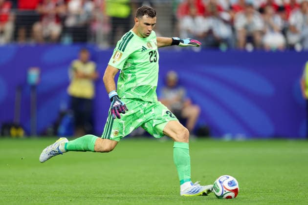 Torhueter Emiliano Martinez (Argentinia) controls the ball during the FIFA World Cup, WM, Weltmeisterschaft, Fussball 2026 Group J match between Argentina and Austria at Dallas Stadium on June 22, 2026 in Dallas, United States. (Photo by Torbjorn Tande DeFodi Images) - *** Goalkeeper Emiliano Martinez of Argentina controls the ball during the 2026 FIFA World Cup Group J match between Argentina and Austria at Dallas Stadium on June 22, 2026, in Dallas, United States. Photo by Torbjorn Tande, DeFodi Images,detected_source_language