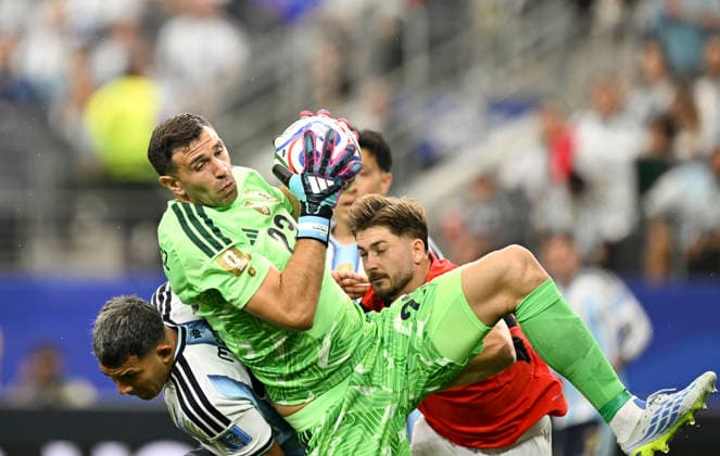 (260623) -- DALLAS, June 23, 2026 -- Goalkeeper Emiliano Martinez (top) of Argentina makes a save during the group J match between Argentina and Austria at the 2026 FIFA World Cup, WM, Weltmeisterschaft, Fussball at Dallas Stadium in Dallas, the United States, June 22, 2026. ) (SP)U.S.-DALLAS-FOOTBALL-FIFA WORLD CUP-GROUP J-ARG VS AUT ChengxMin 