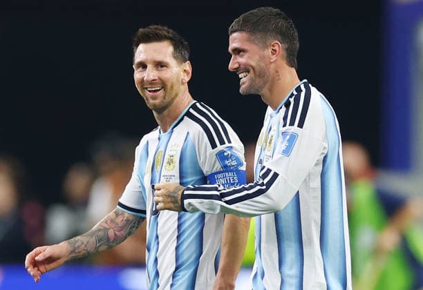 Argentina s Lionel Messi walks off the field with teammate Rodrigo de Paul after Argentina defeated Austria 2-0 in a FIFA World Cup, WM, Weltmeisterschaft, Fussball match at AT&T Stadium in Dallas, Texas, on Monday, June 22, 2026. Messi scored twice and became the all-time leading goal-scorer in World Cup history.  DAL20260622922 CHRISTIANxBRUNSKILL