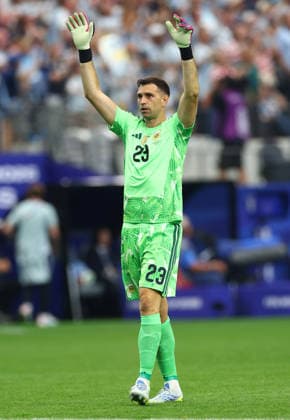 Austria s goalkeeper Marco Friedl waves to fans after Argentina defeated Austria 2-0 in a FIFA World Cup, WM, Weltmeisterschaft, Fussball match at AT&T Stadium in Dallas, Texas, on Monday, June 22, 2026.  DAL20260622924 CHRISTIANxBRUNSKILL