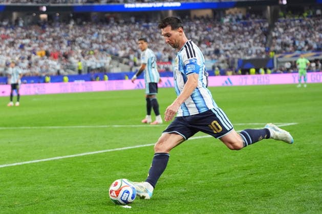 FIFA World Cup, WM, Weltmeisterschaft, Fussball 2026 - Group J - Argentina vs Austria Lionel Messi of Argentina takes a free kick during the FIFA World Cup 2026 group stage match Argentina against Austria, in Dallas, USA, 22 June 2026. DALLAS United States  Copyright: xJEFFREYxMCWHORTERx