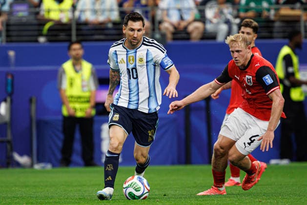 Lionel Messi and Xaver Schlager seen during FIFA World Cup, WM, Weltmeisterschaft, Fussball 2026 game between national teams of Argentina and Austria (Grzegorz Wajda Ball Raw Images) Arlington Dallas Stadium USA Copyright: xGrzegorzxWajdax grzegorzwajda_argentina_austria_2526_5-36