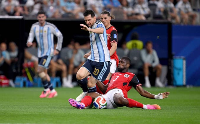 Fussball FIFA WM 2026 Vorrunde Gruppe J in Dallas Argentinien - Oesterreich 22.06.2026 Lionel Messi (li, Argentinien) gegen Kevin Danso (re, Oesterreich) *** Soccer