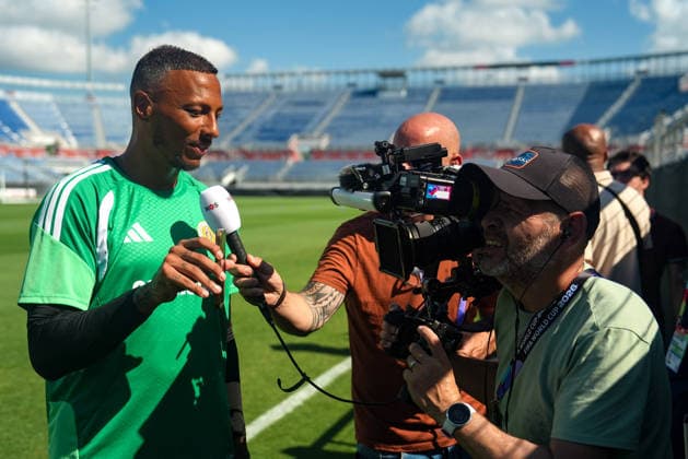 Eloy Room (L), a goalkeeper from Curaçao, speaks with reporters during a training session in Miami, United States, 22 June 2026. Room delivered the best performance by a goalkeeper in World Cup history against Ecuador, with 15 saves, and emphasized that the secret lay in the experience he has gained over his 37 years, asserting that, like fine wine, goalkeepers improve with age. Eloy Room and the secret of the veteran goalkeepers at the World Cup: We re like fine wine !ACHTUNG: NUR REDAKTIONELLE NUTZUNG!  Copyright: xAlbertoxBoalx GR1052 20260622-55020677463_1