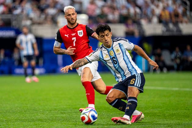 Lisandro Martinez of Argentina passes the ball during the match between Argentina and Austria in the second round of the group stage of the 2026 World Cup, held at Houston Stadium in Dallas, United States. Richard Callis Fotoarena (Richard Callis SPP)  Copyright: xRichardxCallisx xSPPx spp-en-RiCa-2967718