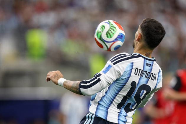ARLINGTON, TX - JUNE 22: Nicolas Otamendi 19 of Argentina controls the ball off his chest during the FIFA World Cup, WM, Weltmeisterschaft, Fussball 2026 Group J match between Argentina and Austria on June 22, 2026, at Dallas Stadium in Dallas, Texas. (Photo by David Buono Icon Sportswire) SOCCER: JUN 22 FIFA World Cup 26 Group J - Argentina vs Austria EDITORIAL USE ONLY Icon260622042