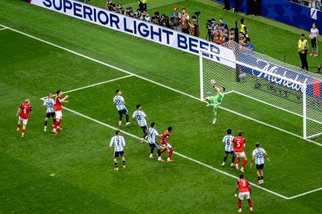 DALLAS - Argentina goalkeeper Emiliano Martinez makes a good save during the 2026 World Cup at AT&T Stadium on June 22, 2026, in Dallas, United States. (Photo by Stefan Koops EYE4IMAGES DeFodi Images) - *** DALLAS