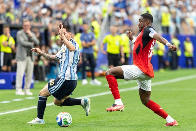 SOCCER - FIFA World Cup, WM, Weltmeisterschaft, Fussball 2026 ARLINGTON,TEXAS,USA,22.JUN.26 - SOCCER - FIFA World Cup 2026, group stage, Argentina vs Austria. Image shows Lionel Messi (ARG) and David Alaba (AUT).  GEPAxpictures xArminxRauthner