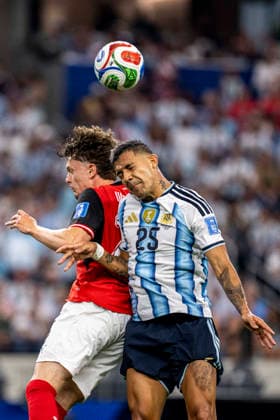 Facundo Medina of Argentina and Paul Wanner of Austria compete for possession of the ball during the match between Argentina and Austria in the second round of the group stage of the 2026 World Cup, held at Houston Stadium in Dallas, United States. Richard Callis Fotoarena (Richard Callis SPP)  Copyright: xRichardxCallisx xSPPx spp-en-RiCa-2967743
