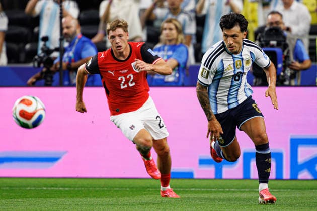 Alexander Prass and Lisandro Martinez seen during FIFA World Cup, WM, Weltmeisterschaft, Fussball 2026 game between national teams of Argentina and Austria (Grzegorz Wajda Ball Raw Images) Arlington Dallas Stadium USA Copyright: xGrzegorzxWajdax grzegorzwajda_argentina_austria_2526_6-36
