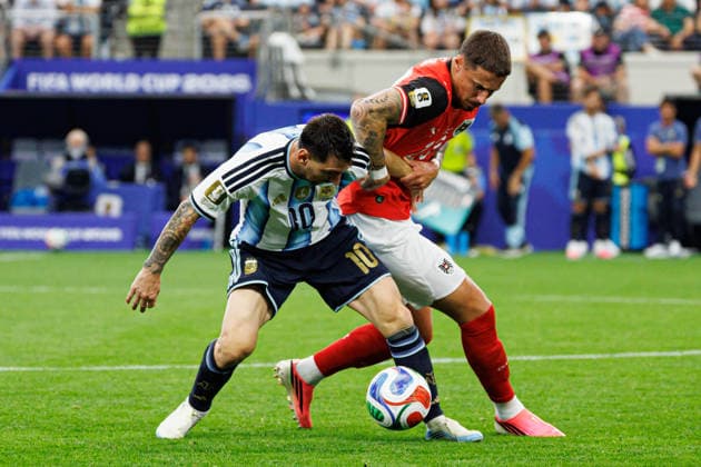 Lionel Messi and Marco Friedl seen during FIFA World Cup, WM, Weltmeisterschaft, Fussball 2026 game between national teams of Argentina and Austria (Grzegorz Wajda Ball Raw Images) Arlington Dallas Stadium USA Copyright: xGrzegorzxWajdax grzegorzwajda_argentina_austria_2526_6-9