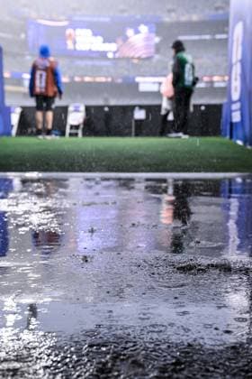 Heavy rain in the stadium during the FIFA World Cup, WM, Weltmeisterschaft, Fussball 2026 Group I match between Norway and Senegal at New York New Jersey Stadium on June 22, 2026 in East Rutherford, United States. (Photo by Harry Langer DeFodi Images) - *** Heavy rain at the stadium during the 2026 FIFA World Cup Group I match between Norway and Senegal at New York New Jersey Stadium on June 22, 2026, in East Rutherford, United States. Photo by Harry Langer, DeFodi Images,detected_source_language