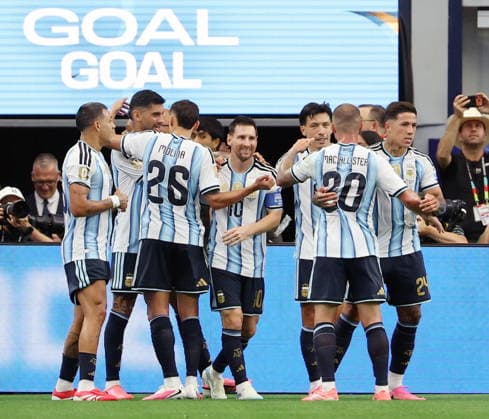 FIFA World Cup, WM, Weltmeisterschaft, Fussball 2026 - Group J - Argentina vs Austria Lionel Messi (C) of Argentina celebrates with his teammates after scoring his first goal during the FIFA World Cup 2026 group stage match Argentina against Austria, in Dallas, USA, 22 June 2026. DALLAS United States  Copyright: xJIJIxPRESSx