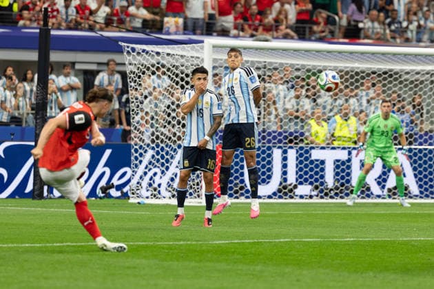 June 22, 2026, Arlington, Texas, USA: Austria midfielder MARCEL SABITZER (9) (far left) kicks a penalty kick during the 2026 FIFA World Cup, WM, Weltmeisterschaft, Fussball Group J match between Argentina and Austria at Dallas Stadium in Arlington, Texas. Arlington USA - ZUMAh193 20260622_zsp_h193_021 Copyright: xDanielxMcGregor-Huyerx