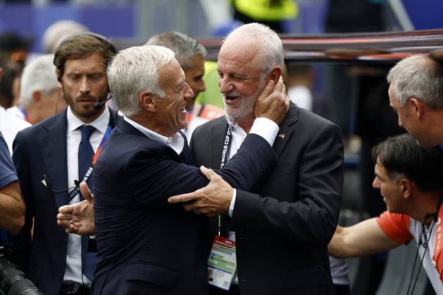 FIFA World Cup, WM, Weltmeisterschaft, Fussball 2026 - Group I - France vs Iraq France s head coach Didier Deschamps (L) embraces Iraq s head coach Graham Arnold ahead of the FIFA World Cup 2026 group stage match France against Iraq, in Philadelphia, Pennsylvania, USA, 22 June 2026. PHILADELPHIA United States  Copyright: xWILLxOLIVERx