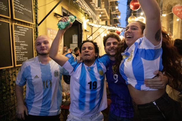 Argentina fans during the World Cup match between Argentina and Austria in Naples NAPLES, ITALY - JUNE 22: Argentina fans are seen during the World Cup match between Argentina and Austria in the Spanish Quarter of Naples, Italy on June 22, 2026. Iso Ekle Anadolu Naples Italy. Editorial use only. Please get in touch for any other usage.  Copyright: x2026xAnadoluxIsoxEklex