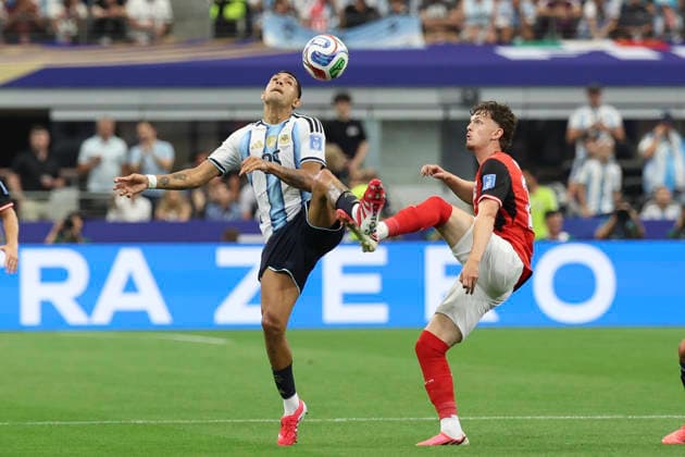 SOCCER - FIFA World Cup, WM, Weltmeisterschaft, Fussball 2026 ARLINGTON,TEXAS,USA,22.JUN.26 - SOCCER - FIFA World Cup 2026, group stage, Argentina vs Austria. Image shows Facundo Medina (ARG) and Paul Wanner (AUT).  GEPAxpictures xStevenxDinberg