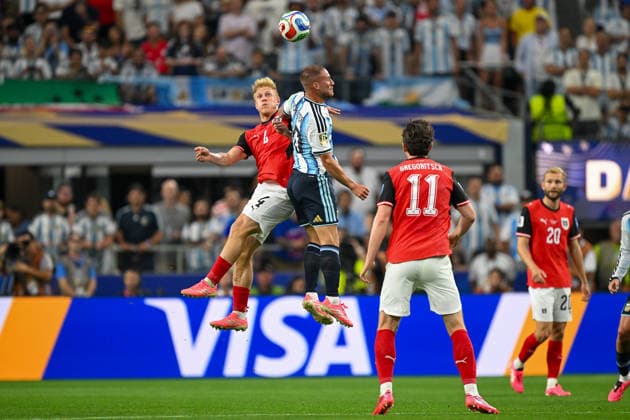 June 22, 2026: Argentina midfielder Alexis Mac Allister (20) headers the ball during the FIFA World Cup, WM, Weltmeisterschaft, Fussball group stage action between Argentina and Austria at Dallas Stadium in Arlington, Texas. Cal Media Arlington USA - ZUMAc04_ 20260622_zma_c04_006 Copyright: xMichaelxDornx