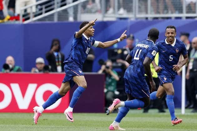 PHILADELPHIA - (LR) Kylian Mbappe of France, Dayot Upamecano of France, Jules Kounde of France celebrate the 1-0 during the FIFA 2026 World Cup Group I match between France and Iraq at the Philadelphia Stadium on June 22, 2026 in Philadelphia, United States. MAURICE VAN STEEN ANP FIFA World Cup, WM, Weltmeisterschaft, Fussball 2026 2026 xVIxANPxSportx xMauricexvanxSteenxIVx 561692330 originalFilename: 561692330.jpg