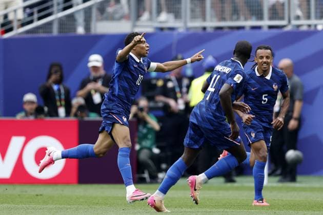 PHILADELPHIA - (LR) Kylian Mbappe of France, Dayot Upamecano of France, Jules Kounde of France celebrate the 1-0 during the FIFA 2026 World Cup Group I match between France and Iraq at the Philadelphia Stadium on June 22, 2026, in Philadelphia, United States. MAURICE VAN STEEN ANP FIFA World Cup, WM, Weltmeisterschaft, Fussball 2026 2026 xVIxANPxSportx xMauricexvanxSteenxIVx 561692336 originalFilename: 561692336.jpg