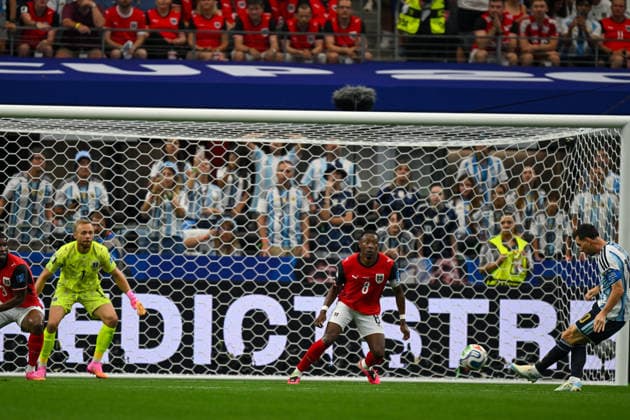 June 22, 2026: Argentina forward Lionel Messi (10) shoots as Austria defender David Alaba (8)defends the goal during FIFA World Cup, WM, Weltmeisterschaft, Fussball group stage action between Argentina and Austria at Dallas Stadium in Arlington, Texas. Cal Media Arlington USA - ZUMAc04_ 20260622_zma_c04_015 Copyright: xMichaelxDornx