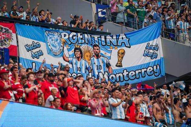 USA: Fußball FIFA World Cup, WM, Weltmeisterschaft, Fussball 2026 Gruppenphase, 2. Spieltag Argentinien vs Österreich AT&T Stadium (Arlington, Dallas County, Texas): Argentinische Fans präsentieren ein großformatiges Banner mit Abbildungen von Diego Maradona und Lionel Messi sowie dem WM-Pokal. Die Anhänger feiern die Fußballtradition Argentiniens auf den Tribünen und sorgen für farbenfrohe Stadionatmosphäre. Fankultur, Choreografie, Fanbanner, Maradona, Messi, Weltmeister, Nationalmannschaft, Supporter, Fußballleidenschaft, Stadionpublikum, Emotionen, Argentinien, Ultras, Tribüne, Fahnen, Jubel. *** USA Soccer 2026 FIFA World Cup Group Stage, Matchday 2 Copyright: xJOERANxSTEINSIEKx