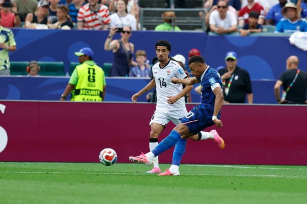 PHILADELPHIA STADIUM PHILADELPHIA PENNSYLVANIA USA 22.06.2026 FIFA MISTRZOSTWA SWIATA 2026 W PILKA NOZNA W USA MECZ GRUPA I AND FRANCE FRANCJA I AND IRAK IRAQ FIFA World Cup, WM, Weltmeisterschaft, Fussball 2026 Group I match between France and Iraq at Philadelphia Stadium in Philadelphia, Pennsylvania, USA on June 22, 2026. N Z Iraq midfielder Zidane Iqbal (14) France forward Kylian Mbappe (10) shot on goal KAMIL KRZACZYNSKI NEWSPIX.PL --- newspix.pl POLAND OUT!  KSK