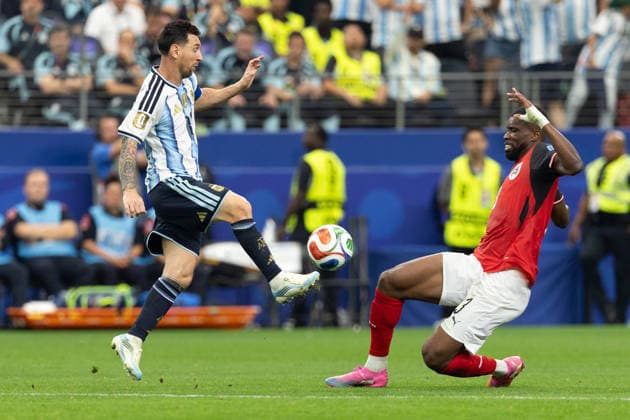 June 22, 2026, Arlington, Texas, USA: Argentina forward LIONEL MESSI (10) (left) kicks the ball over Austria defender Austria defender KEVIN DANSO (3) during the 2026 FIFA World Cup, WM, Weltmeisterschaft, Fussball Group J match between Argentina and Austria at Dallas Stadium in Arlington, Texas. Arlington USA - ZUMAh193 20260622_zsp_h193_027 Copyright: xDanielxMcGregor-Huyerx