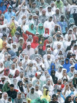 PHILADELPHIA - Fans protect themselves from the rain with rain ponchos during the FIFA 2026 World Cup Group I match between France and Iraq at the Philadelphia Stadium on June 22, 2026, in Philadelphia, United States. MAURICE VAN STEEN ANP FIFA World Cup, WM, Weltmeisterschaft, Fussball 2026 2026 xVIxANPxSportx xMauricexvanxSteenxIVx 561694127 originalFilename: 561694127.jpg