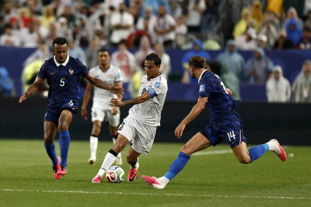 FIFA World Cup, WM, Weltmeisterschaft, Fussball 2026 - Group I - France vs Iraq Ibrahim Bayesh of Iraq (C) in action against Jules Kounde (L) and Adrien Rabiot (R) of France during the FIFA World Cup 2026 group stage match France against Iraq, in Philadelphia, Pennsylvania, USA, 22 June 2026. PHILADELPHIA United States  Copyright: xWILLxOLIVERx