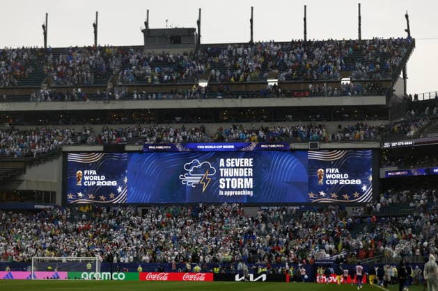 FIFA World Cup, WM, Weltmeisterschaft, Fussball 2026 - Group I - France vs Iraq An electronic screen displays a message asking attendees to seek shelter due to the weather conditions of France during the FIFA World Cup 2026 group stage match France against Iraq, in Philadelphia, Pennsylvania, USA, 22 June 2026. PHILADELPHIA United States  Copyright: xWILLxOLIVERx