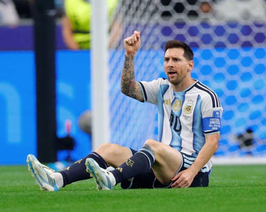 June 22, 2026, Arlington, Texas, USA: Argentina forward LIONEL MESSI (10) signals for a yellow card after being taken to the pitch by a player from Austria during the 2026 FIFA World Cup, WM, Weltmeisterschaft, Fussball Group J match between Argentina and Austria at Dallas Stadium on June 22, 2026 in Arlington, Texas. Arlington USA - ZUMAa325 20260622_zsa_a325_033 Copyright: xDavidxBalleringxIix
