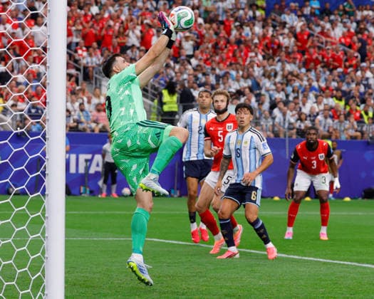 June 22, 2026, Arlington, Texas, USA: Argentina goalkeeper EMILIANO MARToÂNEZ (23) blocks a shot during the 2026 FIFA World Cup, WM, Weltmeisterschaft, Fussball Group J match between Argentina and Austria at Dallas Stadium on June 22, 2026 in Arlington, Texas. Arlington USA - ZUMAa325 20260622_zsa_a325_038 Copyright: xDavidxBalleringxIix
