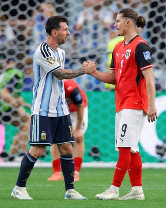 June 22, 2026, Arlington, Texas, USA: Argentina forward LIONEL MESSI (10) shakes hands with Austria midfielder MARCEL SABITZER (9) at the end of the 2026 FIFA World Cup, WM, Weltmeisterschaft, Fussball Group J match between Argentina and Austria at Dallas Stadium on June 22, 2026 in Arlington, Texas. Arlington USA - ZUMAa325 20260622_zsa_a325_060 Copyright: xDavidxBalleringxIix
