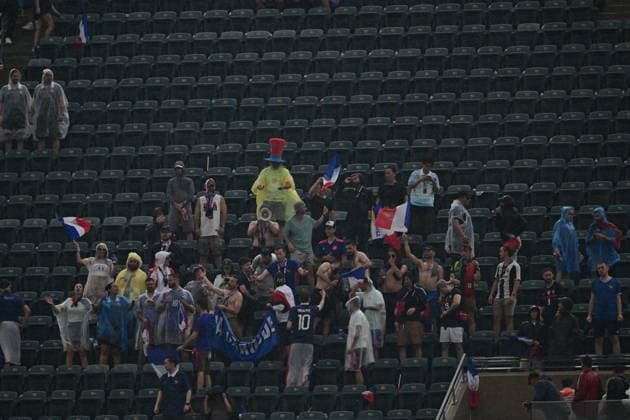 France v Iraq - FIFA World Cup, WM, Weltmeisterschaft, Fussball 2026 - Group I PHILADELPHIA, UNITED STATES - JUNE 22: Fans try to protect themselves from rain during the 2026 FIFA World Cup First Stage Group I match between France and Iraq at Lincoln Financial Field (Philadelphia Stadium) in Philadelphia, Pennsylvania, United States on June 22, 2026. Abdulhamid Hosbas Anadolu Pennsylvania United States. Editorial use only. Please get in touch for any other usage.  Copyright: x2026xAnadoluxAbdulhamidxHosbasx