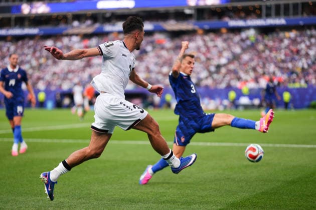 June 22, 2026: Iraq Defender Hussein Ali (3) kicks the ball during the first half of a World Cup Match against France at Philadelphia Stadium in Philadelphia, Pennsylvania. CSM Philadelphia United States of America - ZUMAc04_ 20260622_zma_c04_075 Copyright: xKylexRoddenx