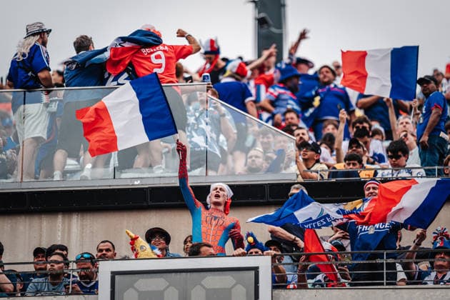 Fußball Herren FIFA Fußball-Weltmeisterschaft 2026 Gruppe I Frankreich vs. Irak 22.06.2026 Ein Fan schwenkt die Frankreich Flagge in einem Spiderman Kostüm Philadelphia Philadelphia Stadion Pennsylvania United States of America *** Mens Soccer 2026 FIFA World Cup Group I France vs. Iraq June 22, 2026 A fan waves the French flag while wearing a Spider-Man costume at Philadelphia Stadium in Philadelphia, Pennsylvania, United States of America,detected_source_language