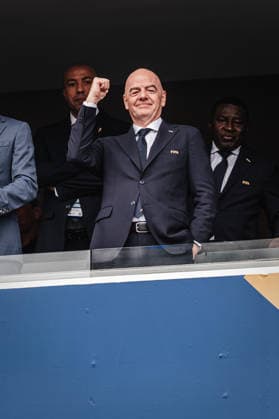 Fußball Herren FIFA Fußball-Weltmeisterschaft 2026 Gruppe I Frankreich vs. Irak 22.06.2026 FIFA Präsident Gianni Infantino ballt jubelnd die Faust Philadelphia Philadelphia Stadion Pennsylvania United States of America *** Mens Soccer 2026 FIFA World Cup Group I France vs. Iraq June 22, 2026 FIFA President Gianni Infantino pumps his fist in celebration Philadelphia, Pennsylvania, United States of America,detected_source_language