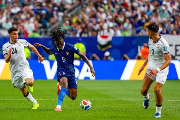 June 22, 2026, Philadelphia, Pennsylvania, USA: MANU KONE of France shields the ball from ZAID ISMAIL of Iraq during the 2026 FIFA World Cup, WM, Weltmeisterschaft, Fussball Group I match at Philadelphia Stadium in Philadelphia, PA on June 22, 2026. Philadelphia USA - ZUMAm283 20260622_zsp_m283_032 Copyright: xBillyxMyersx