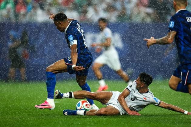 France-Iraq World Cup game suspended due to severe weather alert PHILADELPHIA, PENNSYLVANIA JUNE 22: The FIFA World Cup, WM, Weltmeisterschaft, Fussball 2026 Group I match between France and Iraq at Philadelphia Stadium was suspended at halftime due to severe thunderstorms and lightning in the area on June 22, 2026. France led 1 0 through a first-half goal by Kylian MbappÃ before FIFA halted play and instructed spectators to seek shelter inside the stadium. Under local safety protocols, the match could only resume after a prolonged period without lightning strikes in the vicinity. PHILADELPHIA United States of America Copyright: x xAymanxArefxMohamedxSaadxElxDinx xJNAxPressx