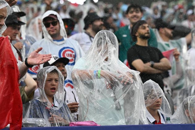 PHILADELPHIA, PA - JUNE 22: Fans of Iraq are shown covering from the rain during the FIFA World Cup, WM, Weltmeisterschaft, Fussball 2026 Group I match between France and Iraq on June 22nd, 2026 at Philadelphia Stadium in Philadelphia, PA.(Photo by Terence Lewis Icon Sportswire) SOCCER: JUN 22 FIFA World Cup 26 Group I - France vs Iraq EDITORIAL USE ONLY Icon260622024