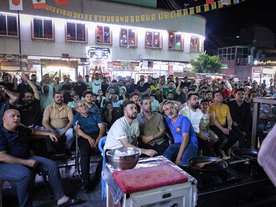 June 22, 2026, Erbil, Kurdistan Region, Iraq: ERBIL IRAQ JUNE 2026 Iraqi football fans gather in the city of Erbil to watch the 2026 FIFA World Cup, WM, Weltmeisterschaft, Fussball matches. Fans are seen showing their support for their favorite teams including the Iraqi and French national teams in the area near the historic Erbil Citadel and the popular Iskan district Erbil Iraq - ZUMAr205 20260622_zip_r205_005 Copyright: xSaburxRashidx