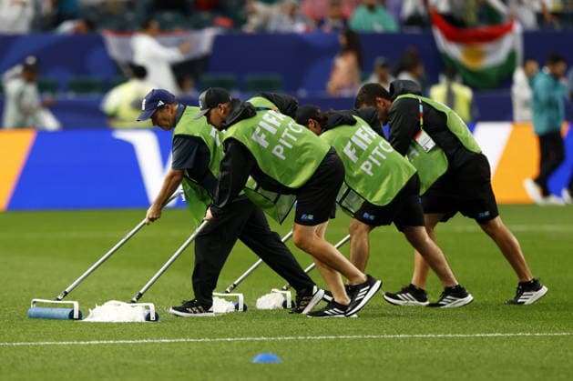 FIFA World Cup, WM, Weltmeisterschaft, Fussball 2026 - Group I - France vs Iraq Stadium personeel push water off the pitch as they prepare for the match to return from suspension due to heavy rain during the FIFA World Cup 2026 group stage match France against Iraq, in Philadelphia, Pennsylvania, USA, 22 June 2026. PHILADELPHIA United States  Copyright: xWILLxOLIVERx