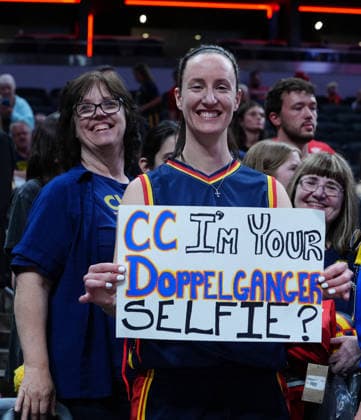 INDIANAPOLIS, IN - JUNE 22: A fan who has a resemblance to Caitlin Clark holds up a sign and dresses like Indiana Fever guard Caitlin Clark as seen before the game against the Phoenix Mercury on June 22, 2026, at Gainbridge Fieldhouse in Indianapolis, Indiana. (Photo by Brian Spurlock Icon Sportswire) WNBA, Basketball Damen, USA JUN 22 Phoenix Mercury at Indiana Fever EDITORIAL USE ONLY Icon26062213